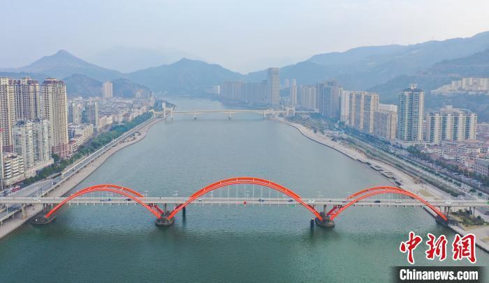 目光聚焦浙江省丽水市青田县,欧式风情建筑在这里目不暇接,咖啡和红酒