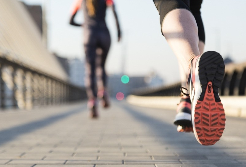 高脂血症|人到中年，4大“升脂大户”最好少吃，预防血管堵塞