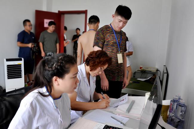 每年征兵体检时,为何身上有伤疤的人不能参军?主要有三个原因