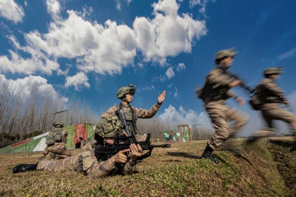 95848部队68分队2排6班从数千米高的运输机上跳下在空中滑行数万米悄