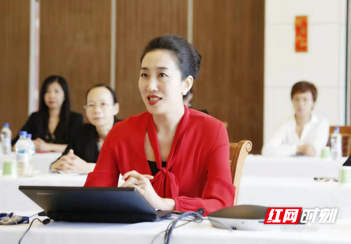 中国驻津巴布韦大使夫人王薇参赞在交流会上致辞.
