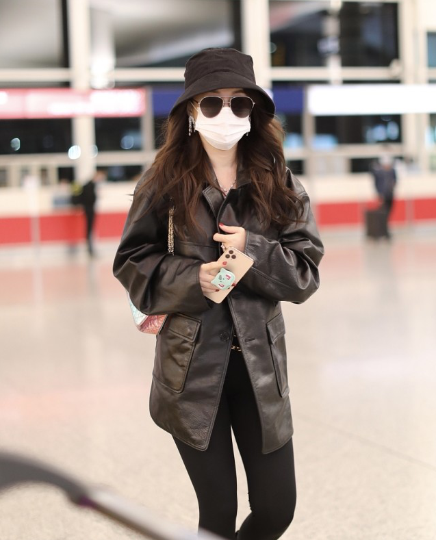 霍思燕的时尚感真强一袭皮衣穿出了飒爽感40岁颜值身材双在线