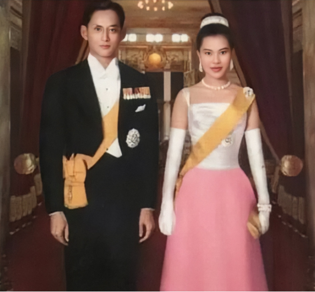 72年前普密蓬在订婚礼上弹琴吹小号精彩不断只为博诗丽吉开心