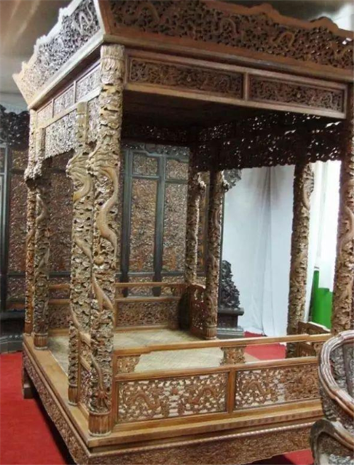 清宫3吨重沉香木"龙床"在福建现世,专家劝其上交,藏家:先给我8亿