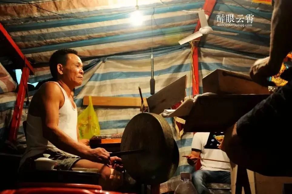 再摆上小桌子,小道具用于表演,偶身也改用木头削制,曲调改唱潮剧曲目