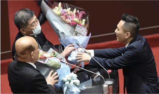 陈以信献花未犯党纪蔡正元讽国民党干部记得向苏贞昌单膝下跪