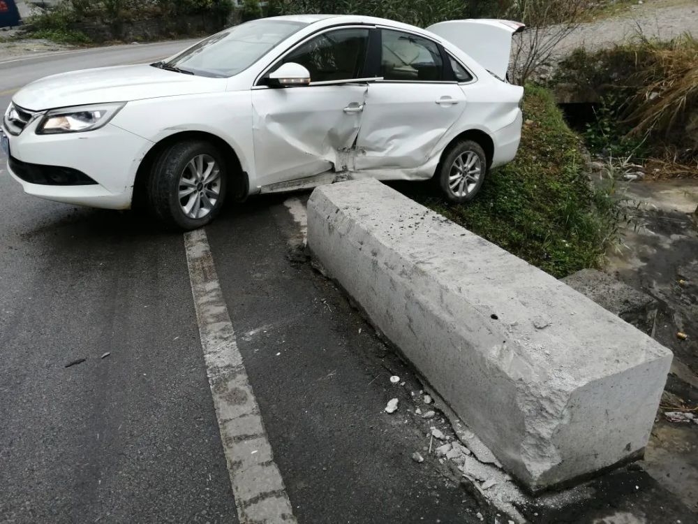 又逢连雨天车辆侧滑落下路坎雨天行车要小心覆车之戒