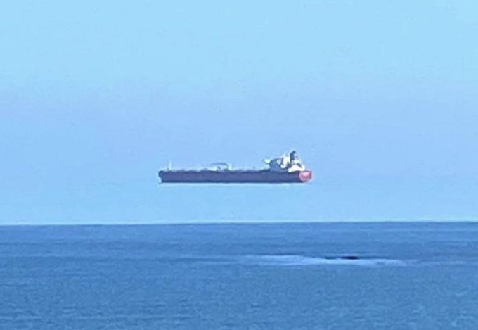 戴维·莫里斯|反重力轮船造出来了？英国海面出现巨大悬浮油轮，不是海市蜃楼！