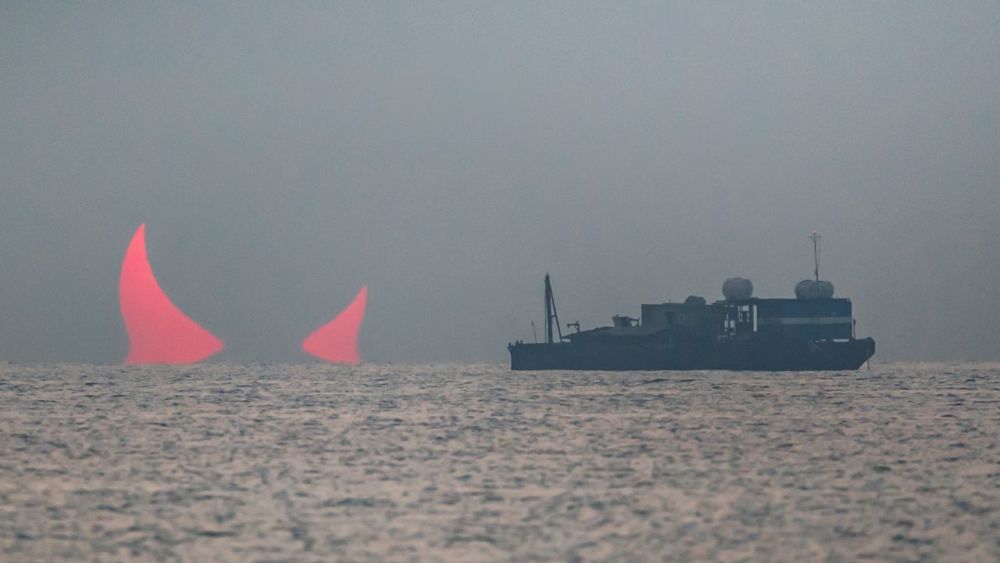 戴维·莫里斯|反重力轮船造出来了？英国海面出现巨大悬浮油轮，不是海市蜃楼！