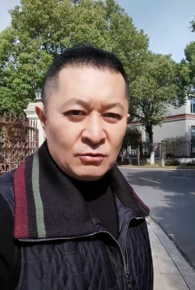 赵钢晒近照老太多,豪宅奢华平时戴三百万名表,曾是赵本山经纪人_腾讯