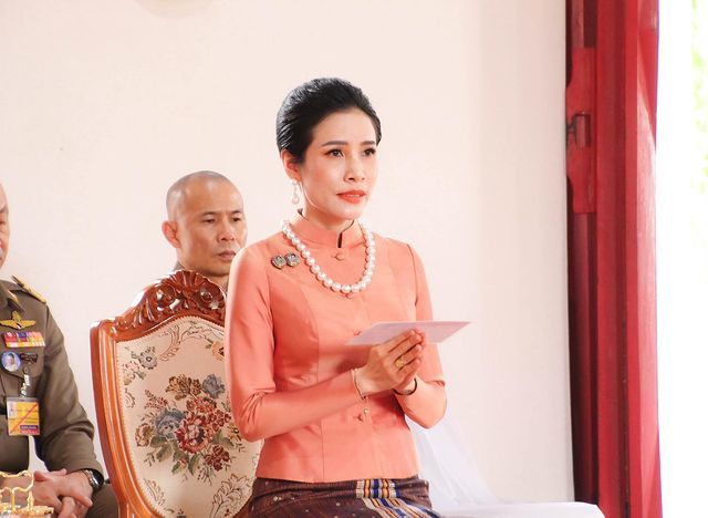 诗妮娜穿珊瑚粉裙好惊艳,戴珍珠项链,气质比苏提达王后更贵妇