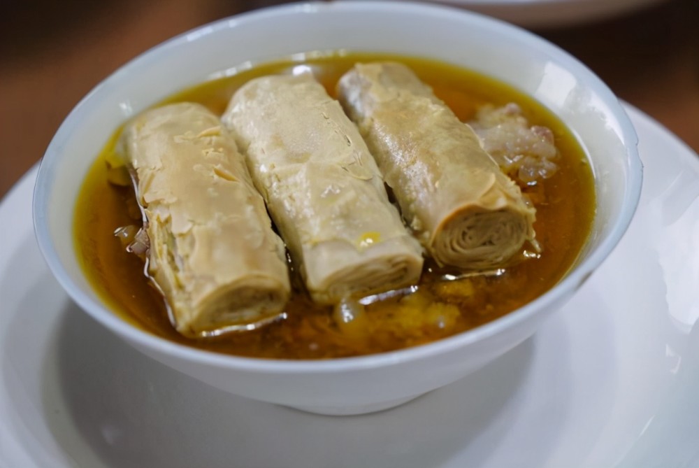 霉千张衍生了许多制作方法,不过绍兴当地最普遍的还是清蒸,切成小段后