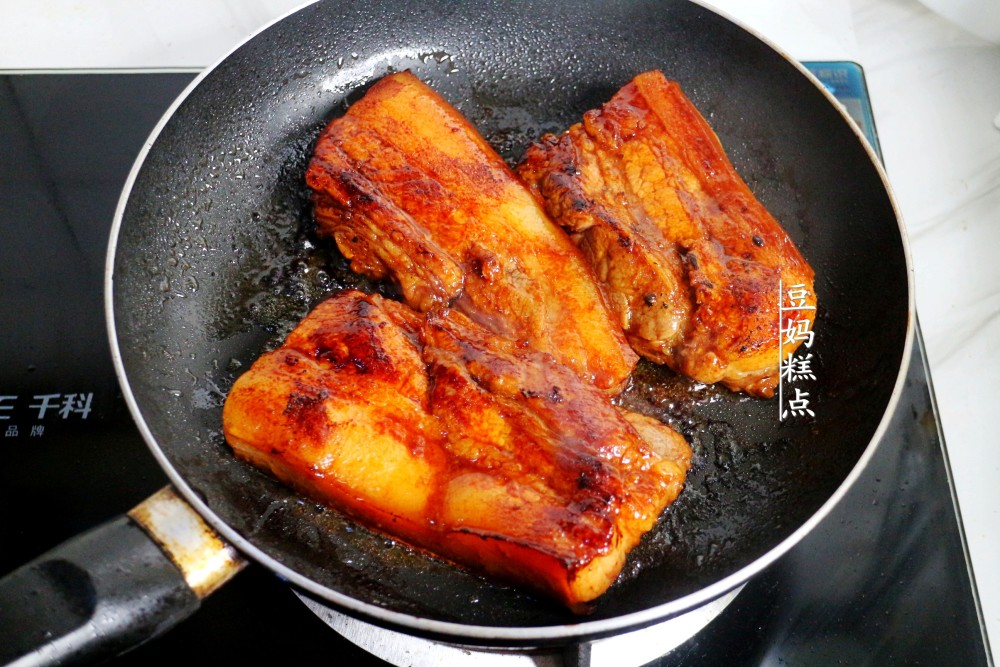 5,把腌肉的汤汁都倒入锅里,然后加足够的清水. 大火煮开