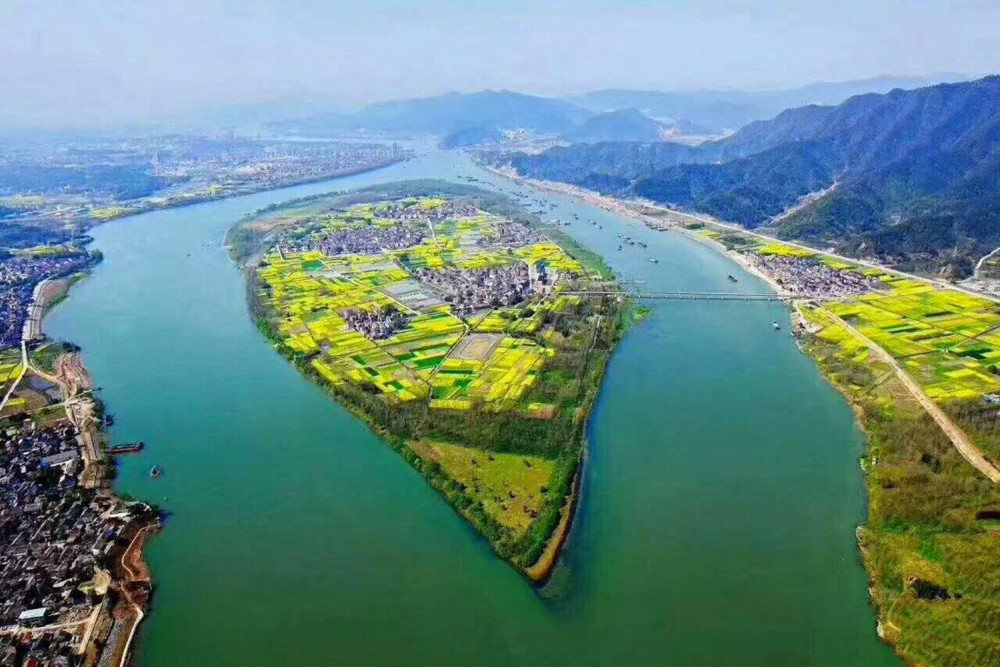 春天就是它最美的时候,它就是位于杭州市富阳区新桐乡境内的桐洲岛