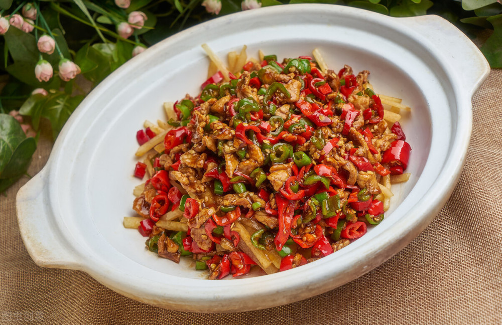 青红辣椒小炒肉香辣开胃超下饭软嫩鲜香又营养美味的家常菜