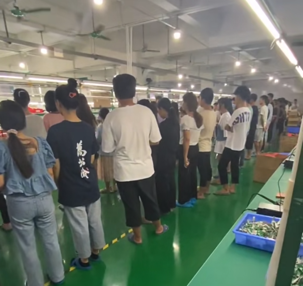 工厂车间开早会,员工迟到三分钟,线长:周末不要来上班了!