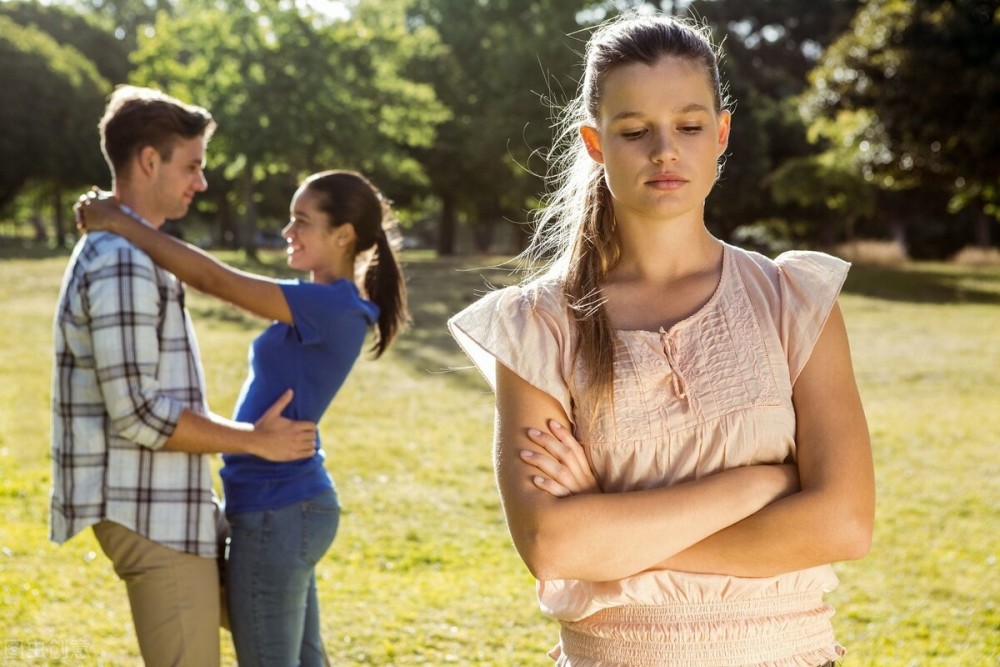 情侣之间,如果有一方背叛,与其说是憎恨,更不如说是爱恨交加,想要和