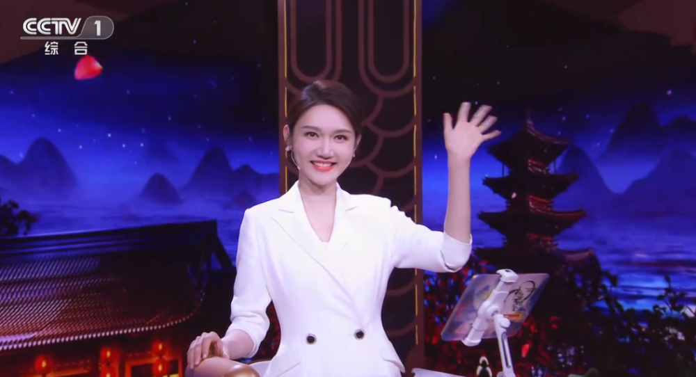 央视主持人龙洋主持存在感降低,笑容僵硬,"整容脸"明显_腾讯新闻