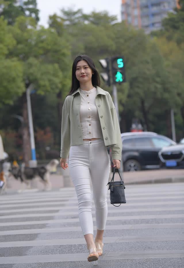 纯洁女神真的是女生的典范,打扮清新简单,但美丽无比