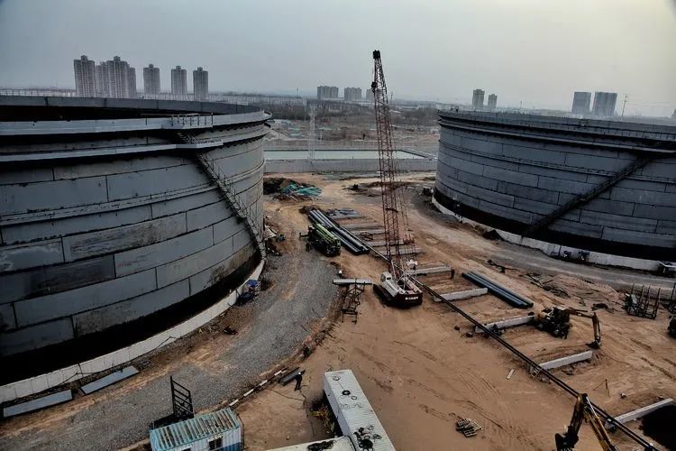 纪实摄影建设中的十万立方米原油储罐