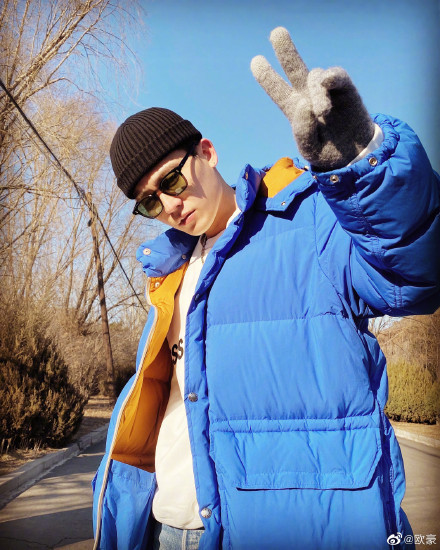 欧豪晒游客照墨镜遮面痞帅范儿十足