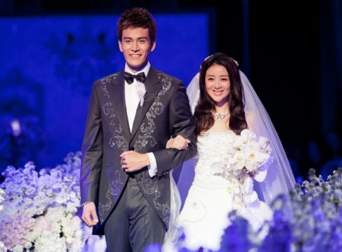 经超28岁娶大6岁二婚杜冰雁与小17岁继女同框似兄妹