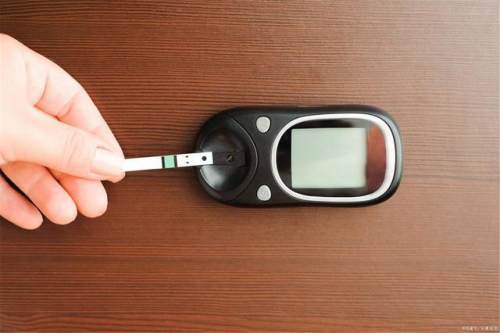 血糖仪|静脉和手指血糖哪个准？如何使用和购买血糖仪？糖友们你知道吗
