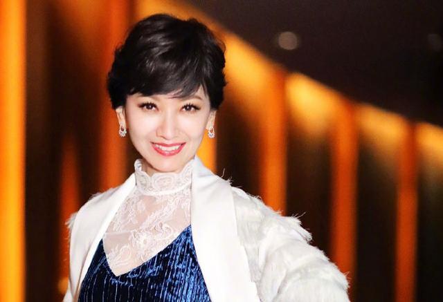 冻龄奶奶走红48岁被误认为是少女奶奶我孙女都可以上学了