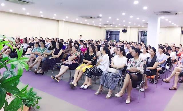 妈妈穿新衣去参加家长会进门成全场亮点老师麻烦回去换衣服