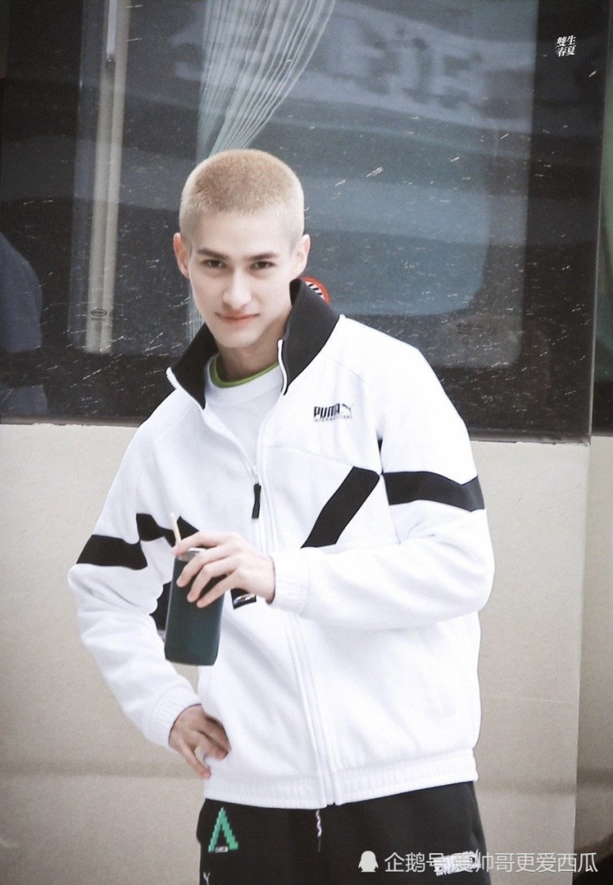 米卡睫毛比头发长的宝藏男孩