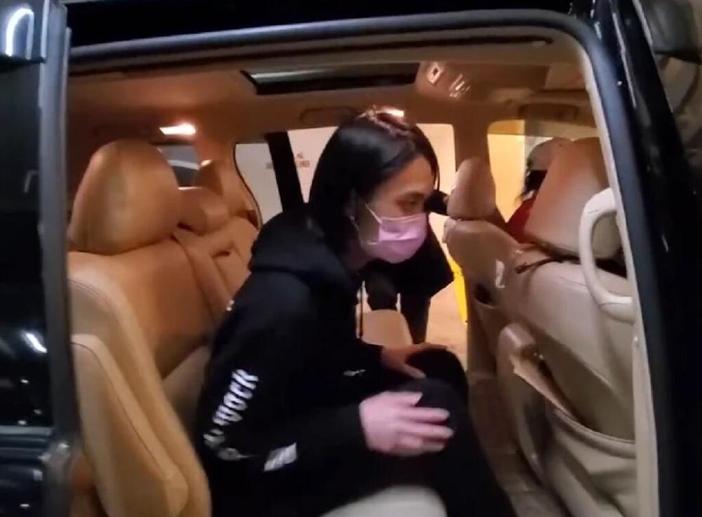 吴孟达遗孀侯珊燕与儿子同车离开灵堂母子俩神情哀痛令人心酸
