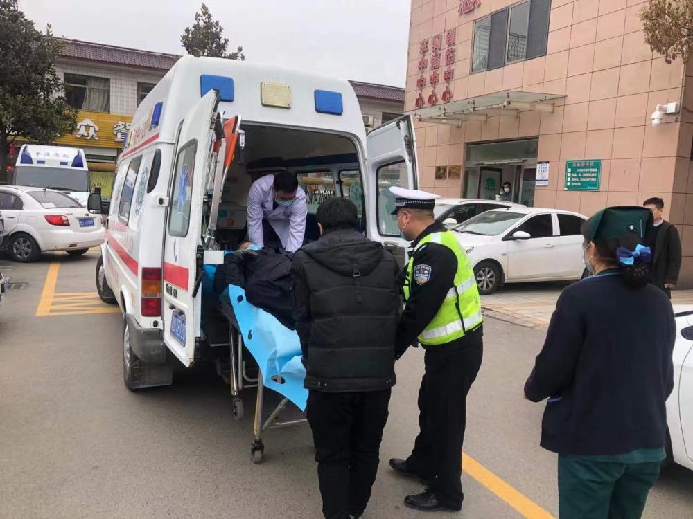 枣庄市中交警为120护航开道紧急救助事故受伤患者