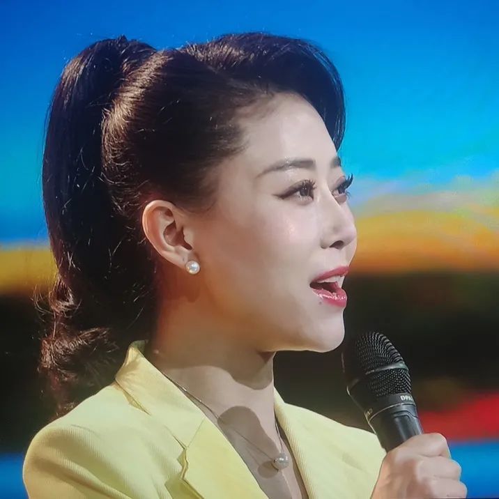 去年一个偶然的机会,尕尕再次突破自己,成为跨界歌手,从舞台幕后走上