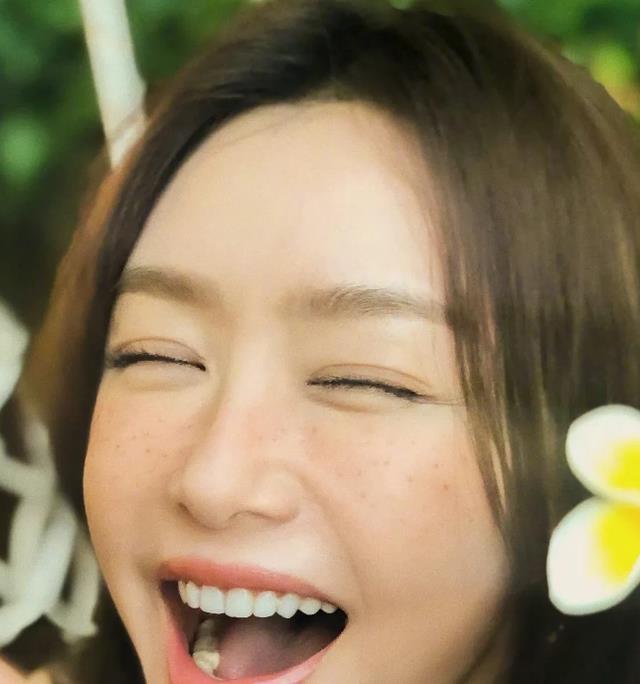 秦岚三亚旅游晒出满脸雀斑素颜图果然有颜就是任性