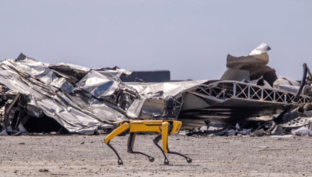 波士顿动力|黑镜狗再现！波士顿动力“大黄狗”上岗SpaceX，勘察火箭爆炸现场