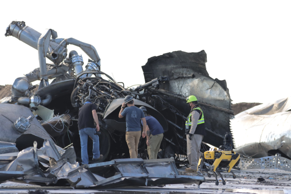 波士顿动力|黑镜狗再现！波士顿动力“大黄狗”上岗SpaceX，勘察火箭爆炸现场