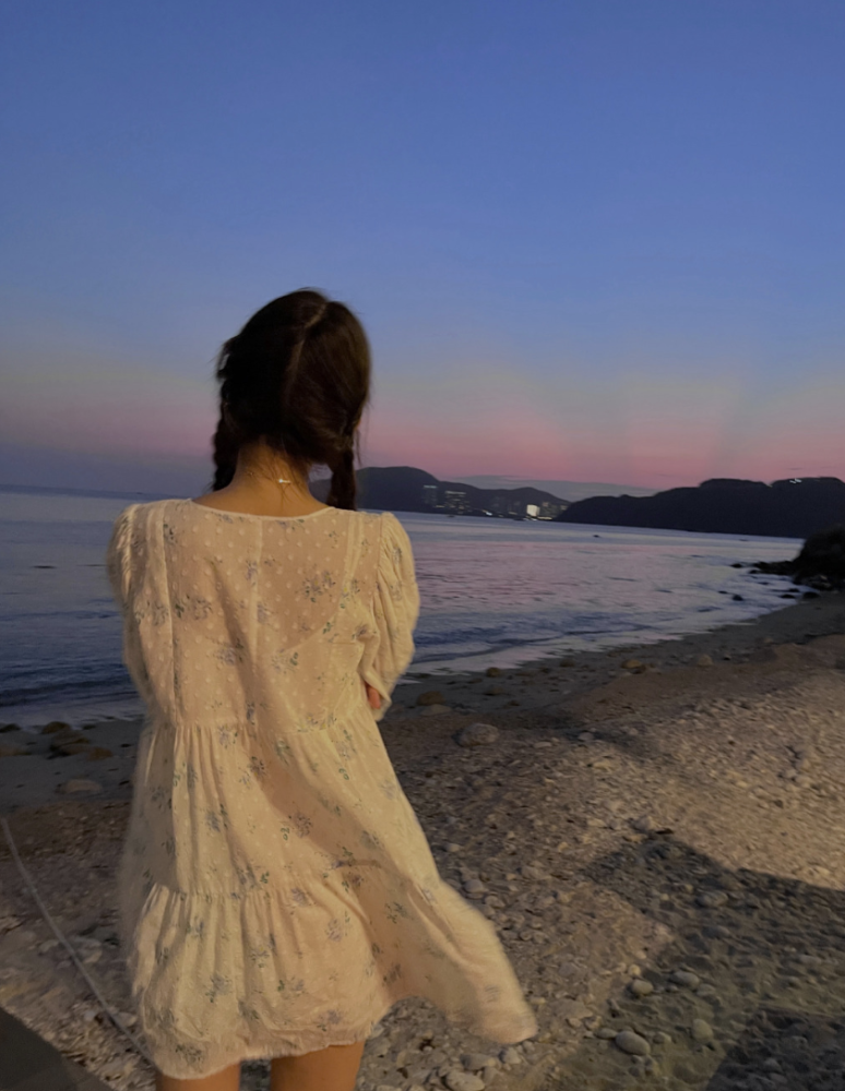 37岁张子萱晒老公视角沙滩美照扎麻花辫如少女表白陈赫甜撒狗粮