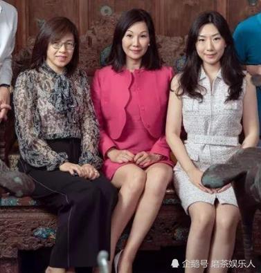 在酒店工作的时候,翟美卿下了班就去广州火车站帮哥哥摆地摊,当时广州