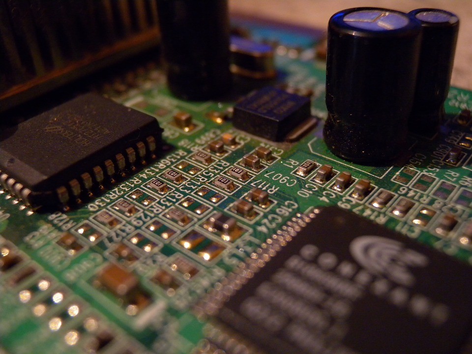 委员回应芯片卡脖子问题,集成电路为什么这么难?人才是关键