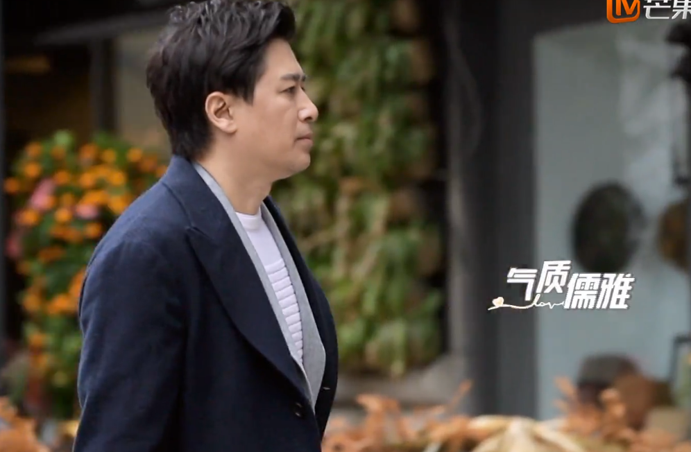 崔伟是一个建筑师,学历非常高,清华大学的硕士,北京大学的mba,还是