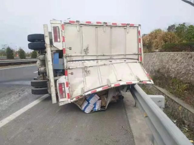 玉环市发生一起危险事故,货车爆胎侧翻,现场照片曝光