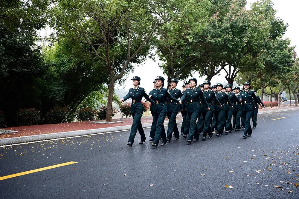 速看乘风破浪的导弹测试女兵