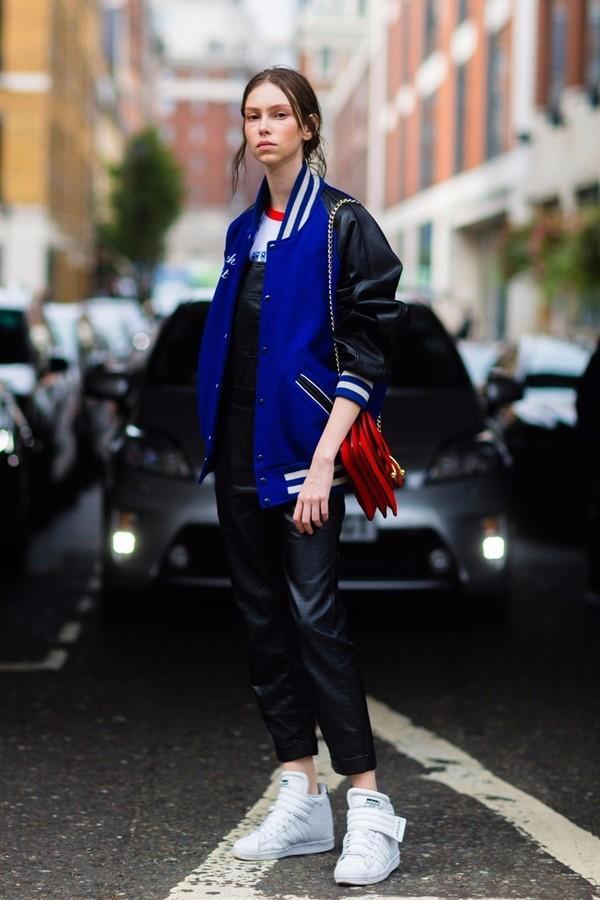 与棒球服组合,显得极为的默契,搭配红色斜挎包,一双小白鞋青春活泼的