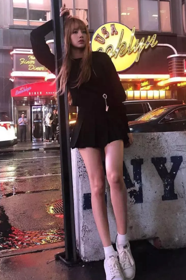 卫衣加裙子堪称一绝随便搭配就能出去炸街买到就是赚到