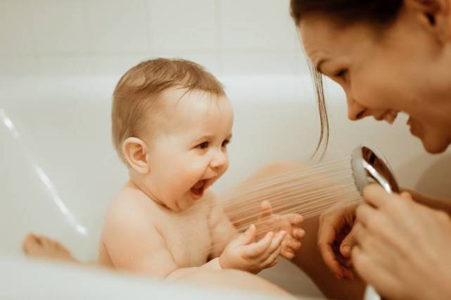 宝宝洗澡都有哪些注意事项 掌握这几点 娃想不配合都难 宝宝洗澡 宝宝 婴儿