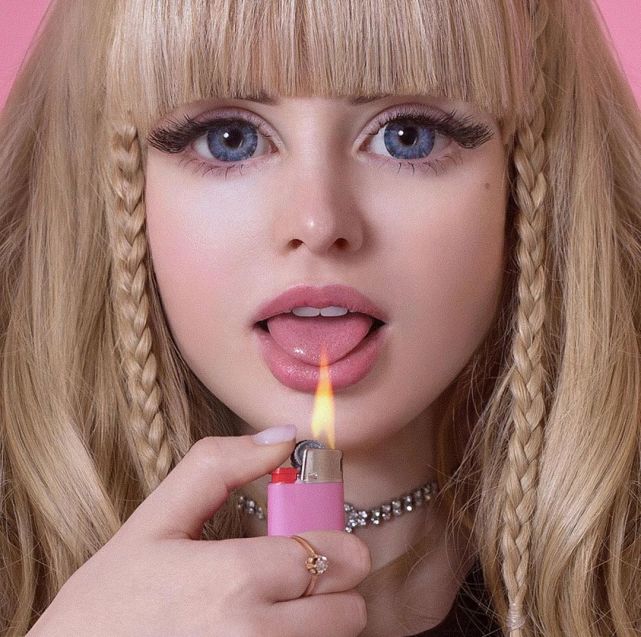 33岁的俄罗斯活人芭比,脸蛋和身材都像假的,活得像笼中的金丝雀