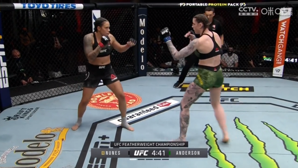 比赛一开局努涅斯便多次重拳命中梅根,随后又在近身角力中将其摔倒压