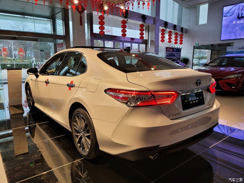 两种前脸三种动力颜值口碑都在线2021款丰田凯美瑞实车到店