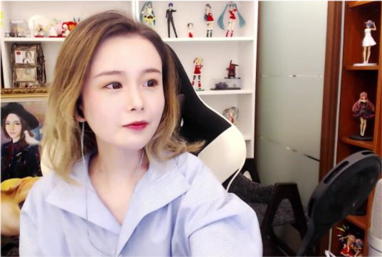 直播界女装第一人轩墨宝宝隆胸复出王小歪只能甘拜下风
