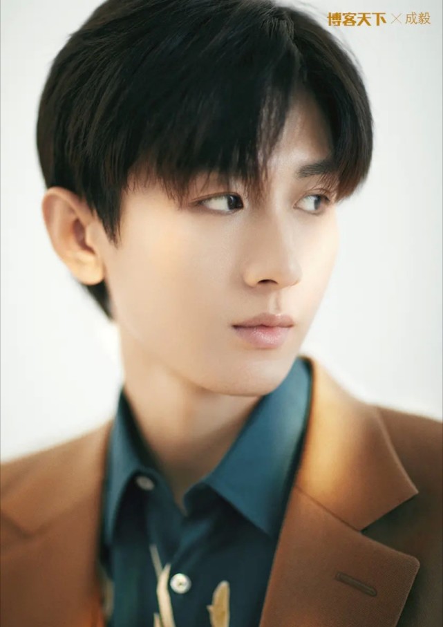 成毅新物料杂志封面曝光,3月8日即将上线,朴实真挚气质非凡